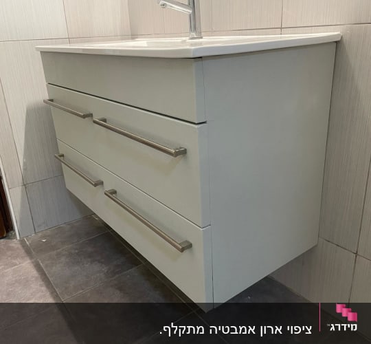 ארון אמבטיה תלוי עם ידיות מתכת
